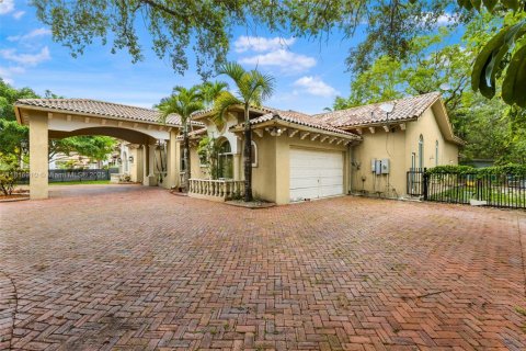 House in Miami, Florida 5 bedrooms, 482.16 sq.m. № 1779610 - photo 4