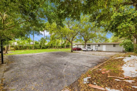 House in Miami, Florida 5 bedrooms, 482.16 sq.m. № 1779610 - photo 8