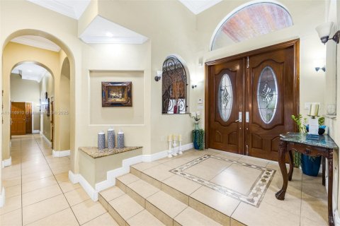 House in Miami, Florida 5 bedrooms, 482.16 sq.m. № 1779610 - photo 12
