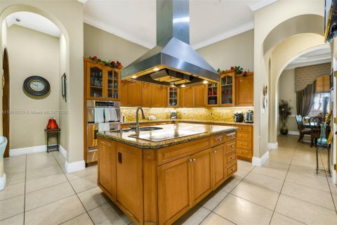 House in Miami, Florida 5 bedrooms, 482.16 sq.m. № 1779610 - photo 21
