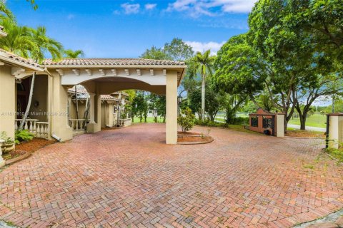 House in Miami, Florida 5 bedrooms, 482.16 sq.m. № 1779610 - photo 7