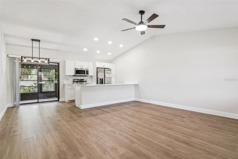 House in Tavares, Florida 2 bedrooms, 91.6 sq.m. № 2229766 - photo 9
