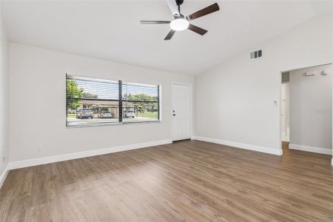 House in Tavares, Florida 2 bedrooms, 91.6 sq.m. № 2229766 - photo 10