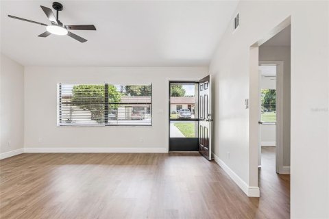 House in Tavares, Florida 2 bedrooms, 91.6 sq.m. № 2229766 - photo 5