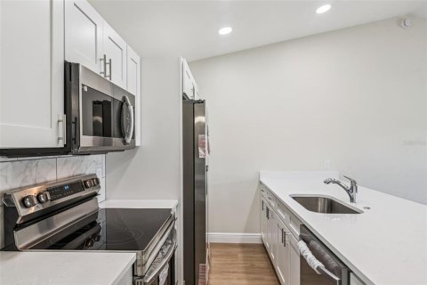 House in Tavares, Florida 2 bedrooms, 91.6 sq.m. № 2229766 - photo 17