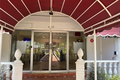 Condominio en alquiler en Lauderhill, Florida, 1 dormitorio, 86.21 m2 № 2245649 - foto 2