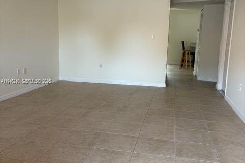 Townhouse in Miami, Florida 4 bedrooms, 163.14 sq.m. № 1966778 - photo 11