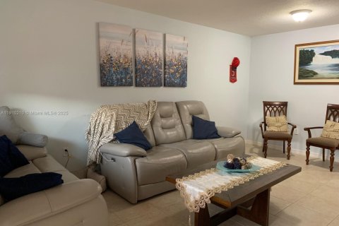 Townhouse in Miami, Florida 4 bedrooms, 163.14 sq.m. № 1966778 - photo 2