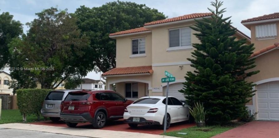 Townhouse in Miami, Florida 4 bedrooms, 163.14 sq.m. № 1966778