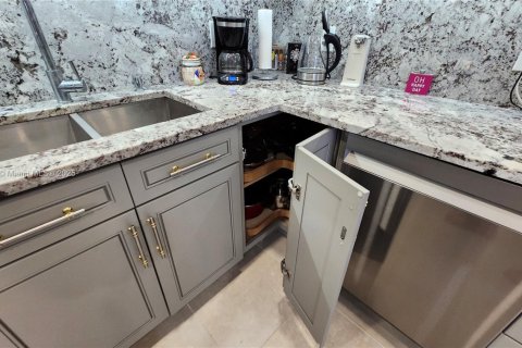 Condo in Deerfield Beach, Florida, 2 bedrooms  № 1981589 - photo 5