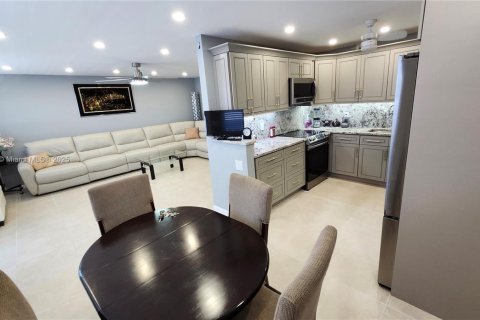 Condo in Deerfield Beach, Florida, 2 bedrooms  № 1981589 - photo 7
