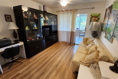 Condo in Deerfield Beach, Florida, 2 bedrooms  № 1981589 - photo 16