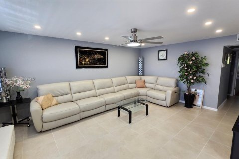 Condo in Deerfield Beach, Florida, 2 bedrooms  № 1981589 - photo 10