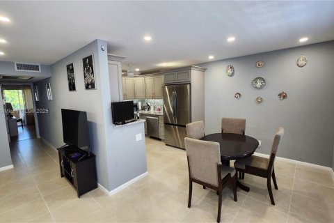 Condo in Deerfield Beach, Florida, 2 bedrooms  № 1981589 - photo 9