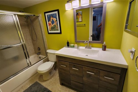 Condo in Deerfield Beach, Florida, 2 bedrooms  № 1981589 - photo 15