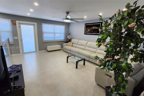 Condo in Deerfield Beach, Florida, 2 bedrooms  № 1981589 - photo 8