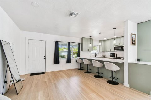 House in Saint Petersburg, Florida 2 bedrooms, 112.6 sq.m. № 1907498 - photo 6