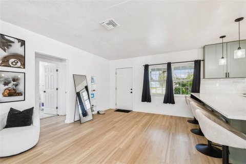 House in Saint Petersburg, Florida 2 bedrooms, 112.6 sq.m. № 1907498 - photo 7