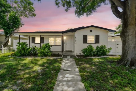 House in Saint Petersburg, Florida 2 bedrooms, 112.6 sq.m. № 1907498 - photo 1