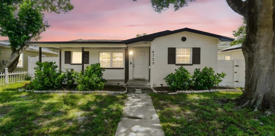 House in Saint Petersburg, Florida 2 bedrooms, 112.6 sq.m. № 1907498