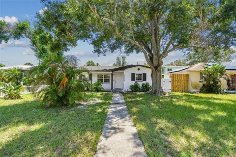 House in Saint Petersburg, Florida 2 bedrooms, 112.6 sq.m. № 1907498 - photo 2