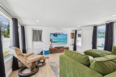 House in Saint Petersburg, Florida 2 bedrooms, 112.6 sq.m. № 1907498 - photo 22