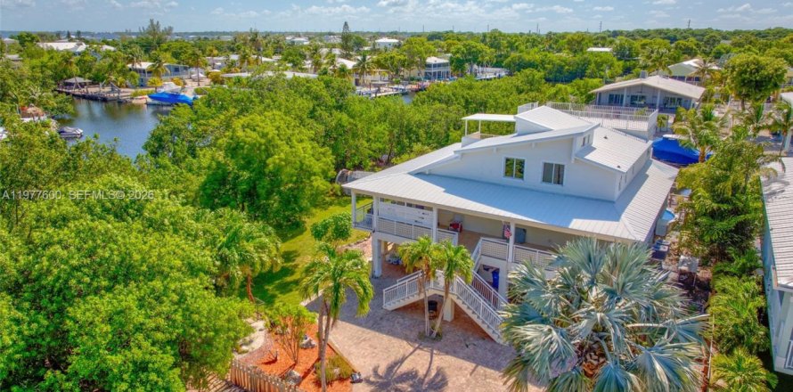 House in Key Largo, Florida 3 bedrooms, 195.09 sq.m. № 2041401
