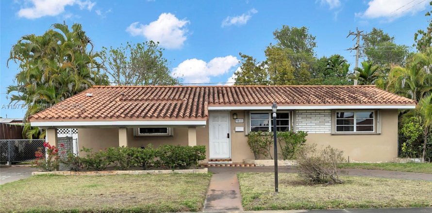 House in Miami, Florida 3 bedrooms, 138.42 sq.m. № 2045330