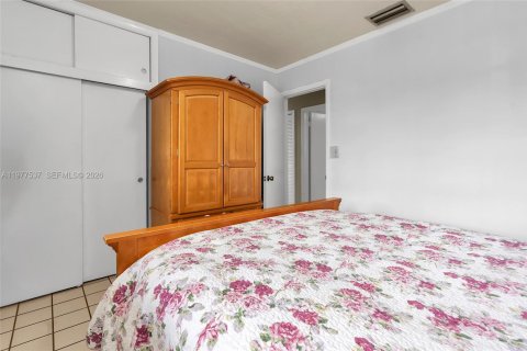 House in Miami, Florida 3 bedrooms, 138.42 sq.m. № 2045330 - photo 13