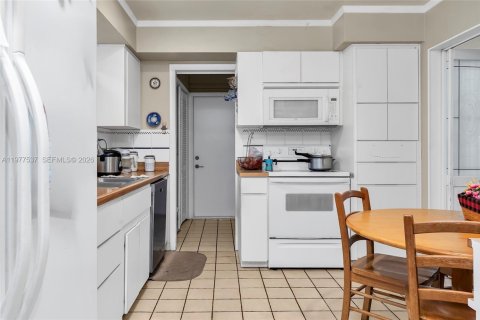 House in Miami, Florida 3 bedrooms, 138.42 sq.m. № 2045330 - photo 3