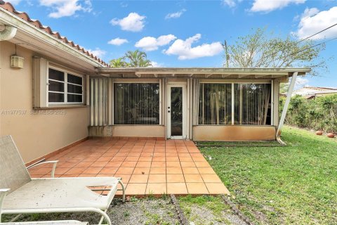 House in Miami, Florida 3 bedrooms, 138.42 sq.m. № 2045330 - photo 22
