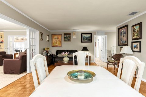 House in Miami, Florida 3 bedrooms, 138.42 sq.m. № 2045330 - photo 8