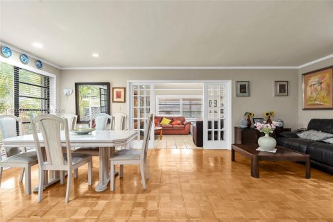 House in Miami, Florida 3 bedrooms, 138.42 sq.m. № 2045330 - photo 7