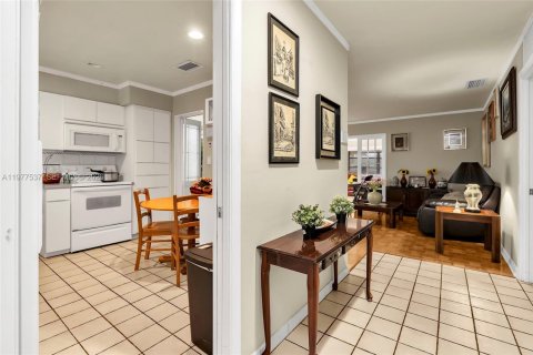 House in Miami, Florida 3 bedrooms, 138.42 sq.m. № 2045330 - photo 2