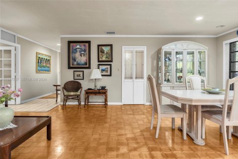 House in Miami, Florida 3 bedrooms, 138.42 sq.m. № 2045330 - photo 9