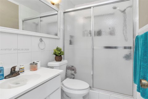 House in Miami, Florida 3 bedrooms, 138.42 sq.m. № 2045330 - photo 16