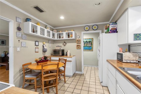 House in Miami, Florida 3 bedrooms, 138.42 sq.m. № 2045330 - photo 5