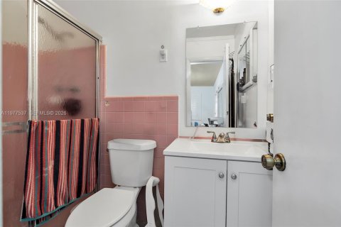 House in Miami, Florida 3 bedrooms, 138.42 sq.m. № 2045330 - photo 15