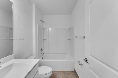 House in Port St. Lucie, Florida 4 bedrooms, 170.01 sq.m. № 1752476 - photo 10