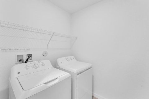 House in Port St. Lucie, Florida 4 bedrooms, 170.01 sq.m. № 1752476 - photo 14