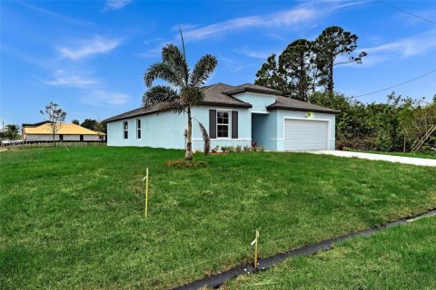 House in Port St. Lucie, Florida 4 bedrooms, 170.01 sq.m. № 1752476 - photo 2