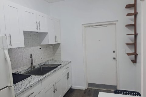 Casa en alquiler en Oakland Park, Florida, 46.45 m2 № 1937576 - foto 2