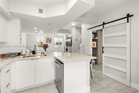 Купить таунхаус в Авентура, Флорида 4 спальни, 137.59м2, № 2024980 - фото 13
