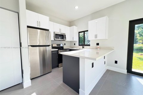 Casa en alquiler en Fort Lauderdale, Florida, 3 dormitorios, 143.07 m2 № 1933005 - foto 3
