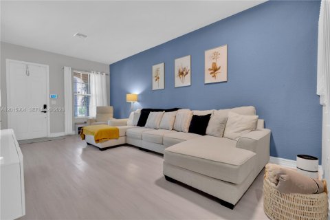 Townhouse in Coconut Creek, Florida 3 bedrooms, 175.4 sq.m. № 2275871 - photo 4