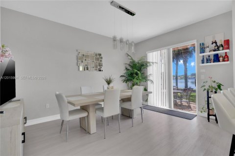 Townhouse in Coconut Creek, Florida 3 bedrooms, 175.4 sq.m. № 2275871 - photo 12