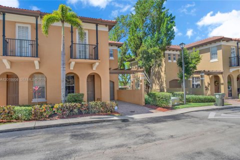 Townhouse in Coconut Creek, Florida 3 bedrooms, 175.4 sq.m. № 2275871 - photo 3