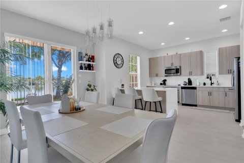 Townhouse in Coconut Creek, Florida 3 bedrooms, 175.4 sq.m. № 2275871 - photo 13