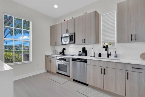 Townhouse in Coconut Creek, Florida 3 bedrooms, 175.4 sq.m. № 2275871 - photo 8