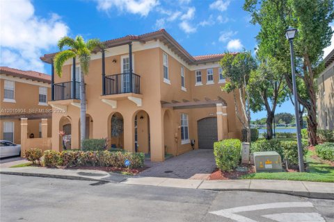 Townhouse in Coconut Creek, Florida 3 bedrooms, 175.4 sq.m. № 2275871 - photo 2